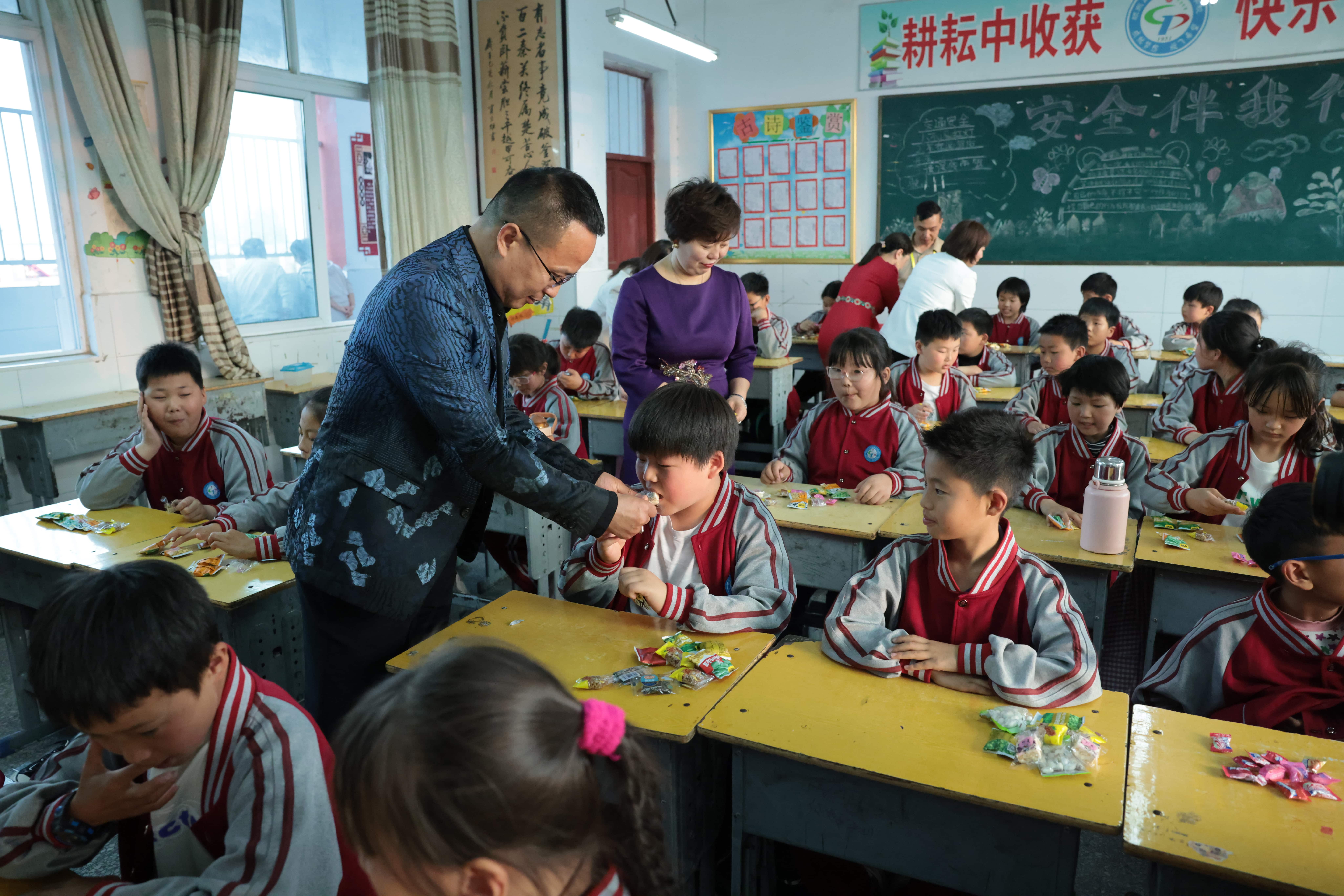 在爱意的“双向奔赴”中丨第249所尚赫公益学校揭牌 在爱意的“双向奔赴”中丨第249所尚赫公益学校揭牌