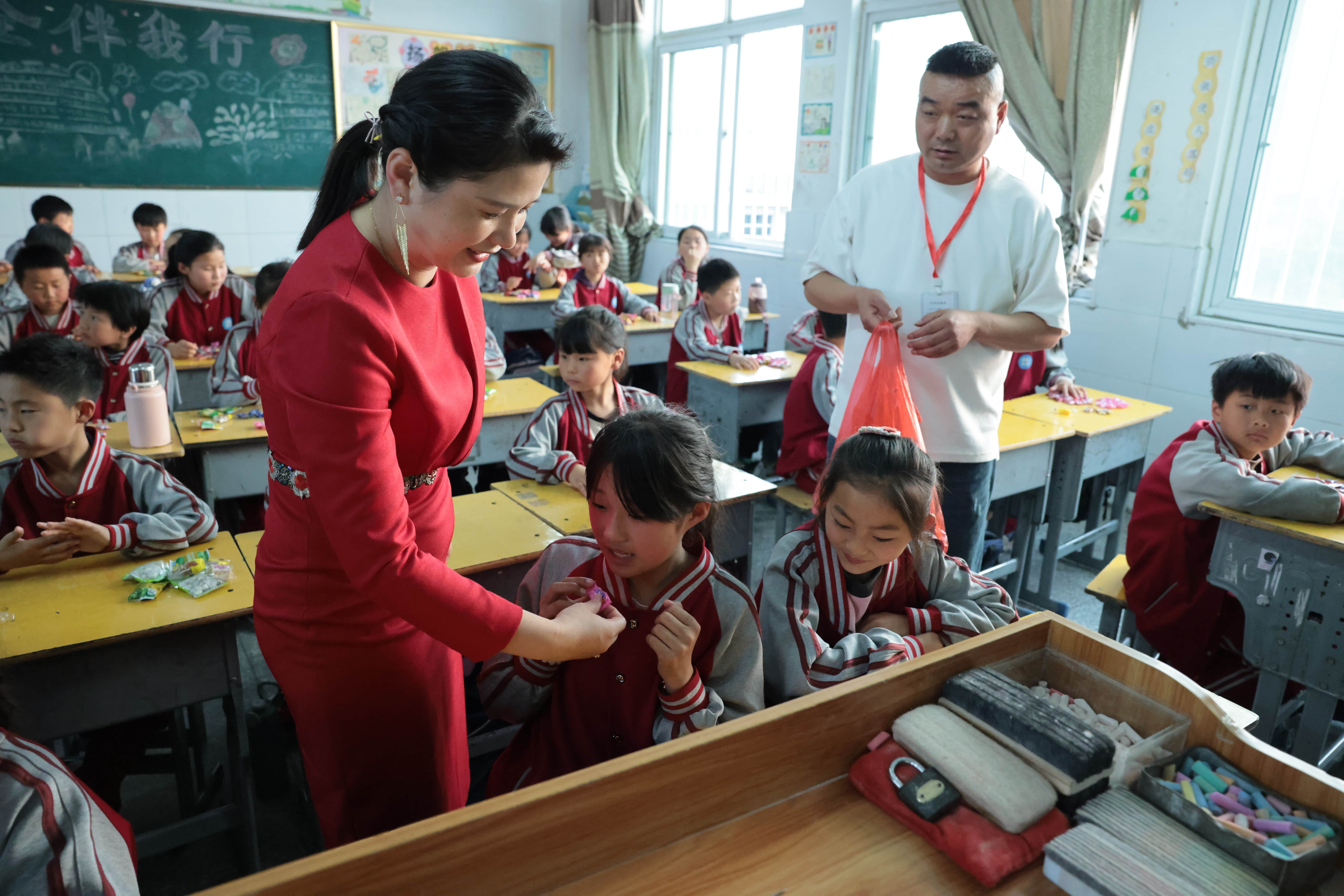 在爱意的“双向奔赴”中丨第249所尚赫公益学校揭牌 在爱意的“双向奔赴”中丨第249所尚赫公益学校揭牌
