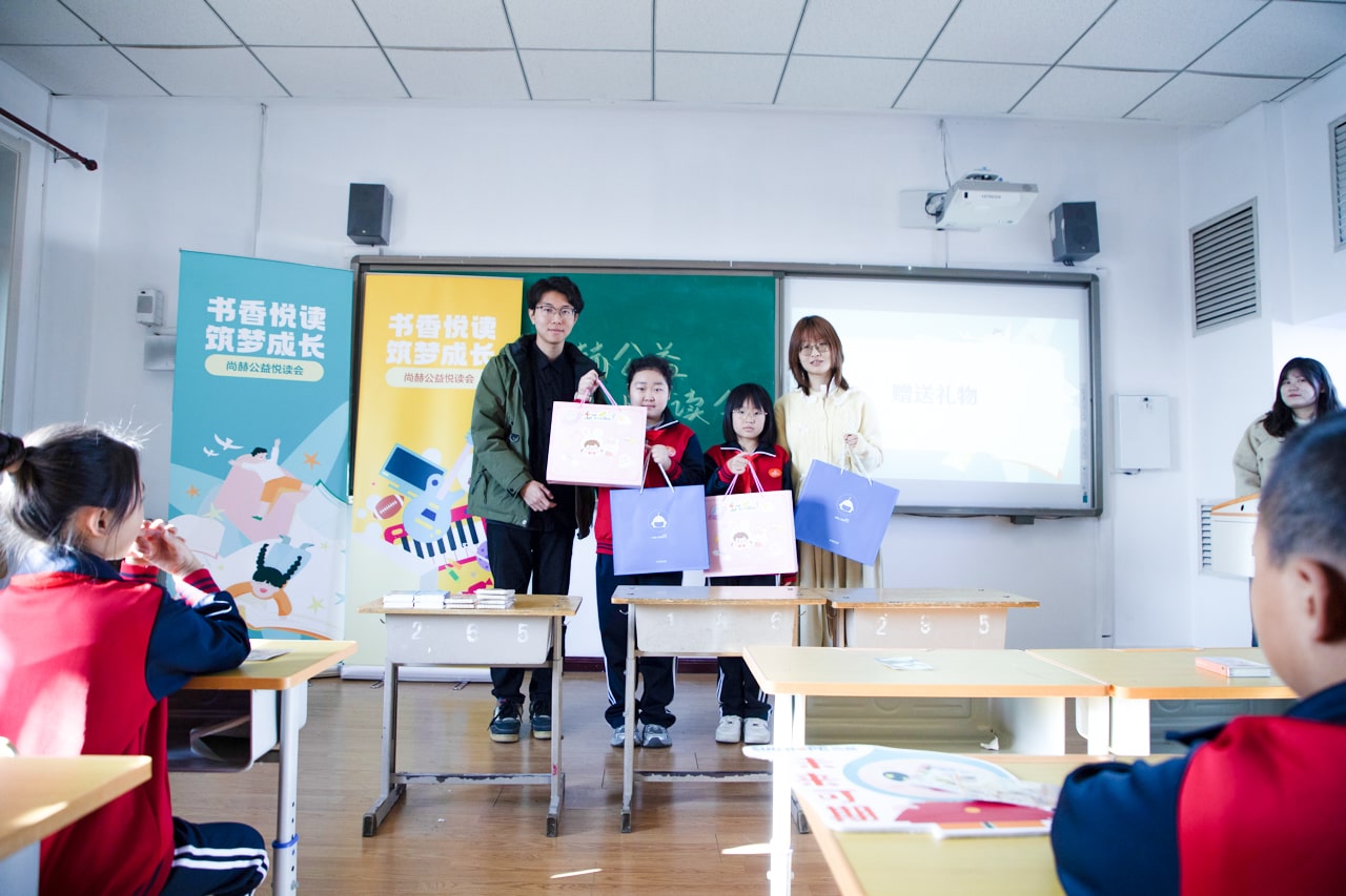 天津高校大学生记者走进尚赫公益小学开展“书香悦读,筑梦成长”活动 天津高校大学生记者走进尚赫公益小学开展“书香悦读,筑梦成长”活动
